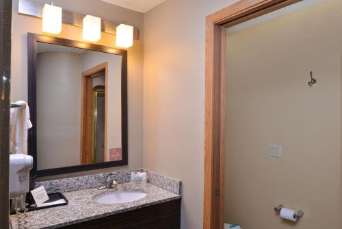 费耶特维尔Sleep Inn Fayetteville North的一间带水槽和镜子的浴室