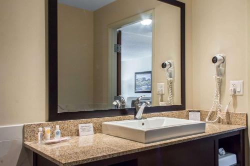 土桑图森商城康福特套房酒店的一间带水槽和大镜子的浴室