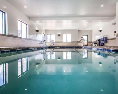 佩吉鲍威尔湖斯利普套房酒店 的大楼内的一个蓝色海水游泳池