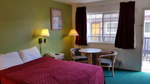 旧金山思域中心罗德威旅馆的酒店客房,配有一张床和一张桌子及椅子