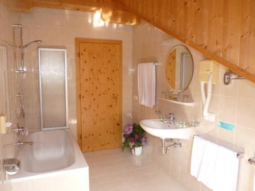 奥蒂塞伊财神酒店的带浴缸、水槽和淋浴的浴室