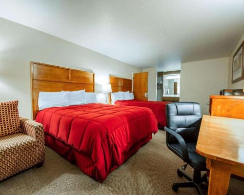 尤里卡Sea Drift Inn的酒店客房,配有两张床和椅子