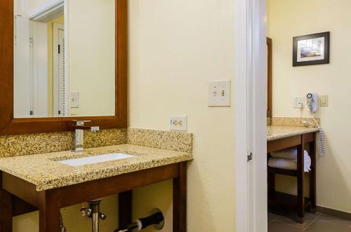 蒙特雷蒙特里半岛机场康福特茵酒店 的一间带水槽和镜子的浴室