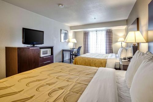 纳帕谷六旗探索王国品质酒店客房内的一张或多张床位