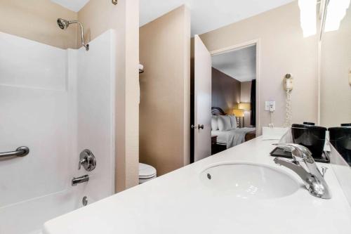 尤里卡BaySide Inn & Suites Eureka的白色的浴室设有水槽和卫生间。
