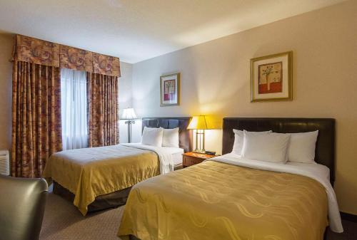 弗雷斯诺机场品质酒店客房内的一张或多张床位