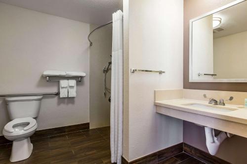 洛杉矶洛杉矶康福特茵酒店 - 靠近好莱坞的一间带卫生间、水槽和镜子的浴室