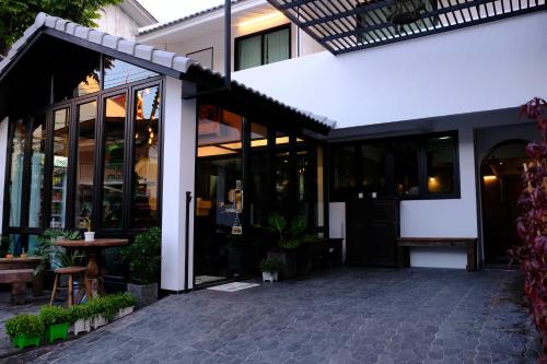 清迈Baan Lung Poshtel的一间设有玻璃门和庭院的餐厅