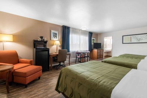 尤里卡BaySide Inn & Suites Eureka的酒店客房配有两张床和一张书桌