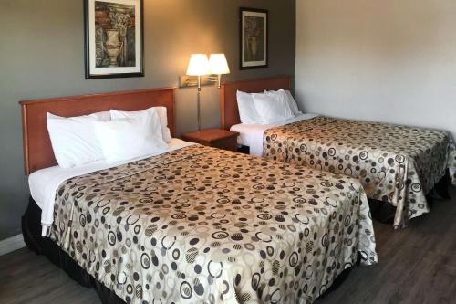 瓜斯蒂安大略米尔斯购物中心罗德威旅馆的酒店客房设有两张床和两盏灯。