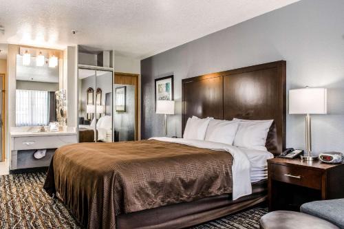 尤里卡洪堡湾克拉里昂酒店的酒店客房带一张大床和一把椅子