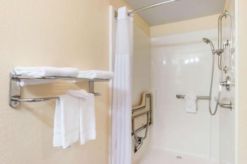 新奥尔良市Quality Inn & Suites Crescent City Redwood Coast的带淋浴和白色毛巾的浴室