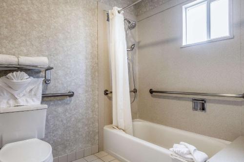 半月湾Quality Inn Half Moon Bay-Miramar Beach的浴室配有卫生间、浴缸和水槽。