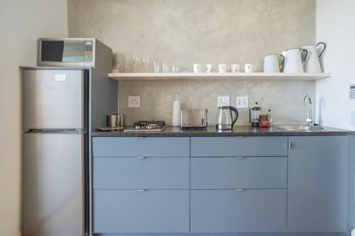 斯泰伦博斯29 Earlibelle的厨房配有冰箱和微波炉。