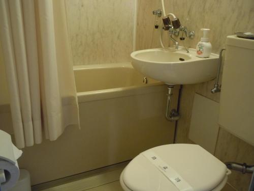 日光清晃苑日式旅馆的浴室配有卫生间、盥洗盆和浴缸。