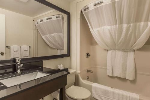 悉尼康福特茵酒店的一间浴室