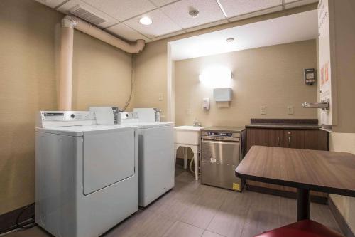 皮克灵皮克林康福特茵酒店的洗衣房配有洗衣机和水槽