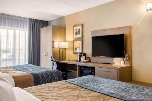 多瓦尔多瓦尔机场康福特茵酒店的酒店客房设有两张床和一台平面电视。