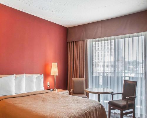 尼亚加拉瀑布瀑布景观品质酒店的酒店客房设有床和窗户。