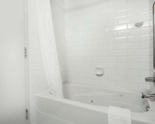 里士满品质酒店－机场南部　的白色的浴室设有浴缸和水槽。