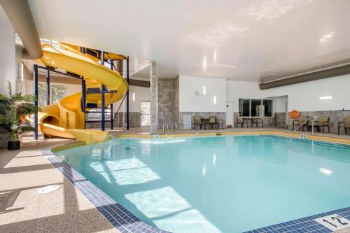 雷德迪尔雷德迪尔康福特茵套房酒店的大楼内一个带滑梯的大型游泳池