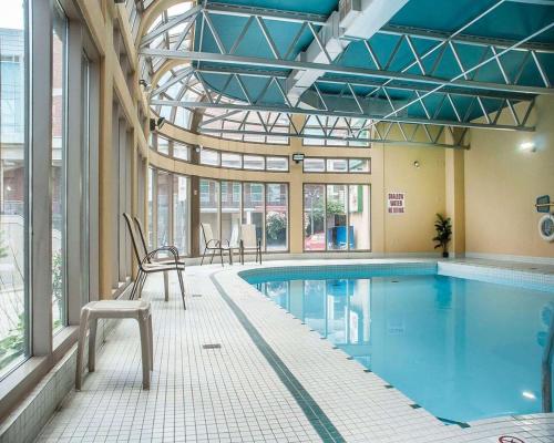 瀑布景观品质酒店内部或周边的泳池