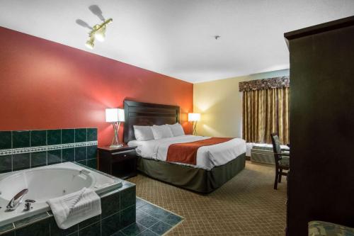卡尔加里机场南康福特茵套房酒店的酒店客房配有一张床和浴缸。
