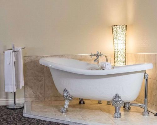 蒙洛里耶蒙洛里耶品质酒店的浴室内设有一个白色浴缸