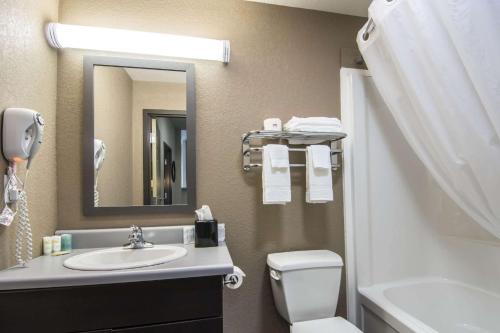 汤普森汤普森套房品质酒店的一间带水槽、卫生间和镜子的浴室