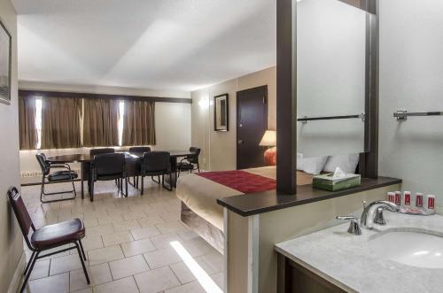 劳埃德明斯特劳埃德明斯特伊克诺旅馆的酒店客房配有一张床和一张餐桌。