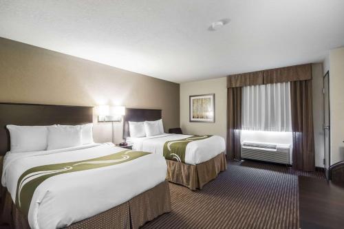 汤普森套房品质酒店客房内的一张或多张床位