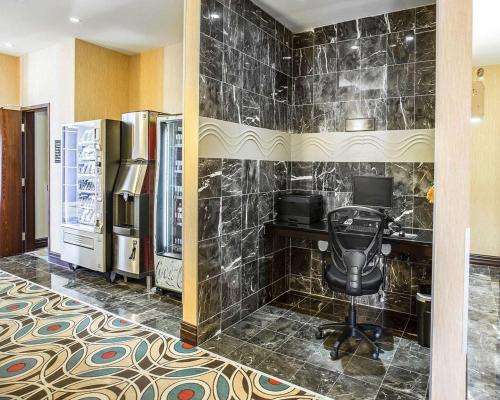 哈利法克斯拜耳之湖舒适酒店的办公室,办公室里配有桌子和椅子