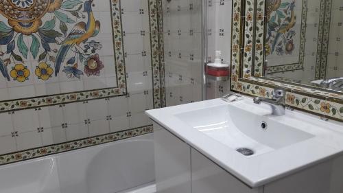 里斯本Lx Art Flats | Flat One的浴室设有白色水槽和镜子