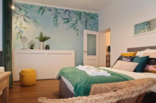 什切青Szczecin Old Town Apartments - 2 Bedrooms Deluxe的一间卧室配有一张带绿毯的床