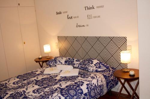 菲盖拉-达福什Casino Figueira Prime Apartment的一间卧室配有蓝色和白色床单