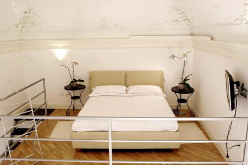 卡塔尼亚Ognina Residence的一间卧室配有床和两张边桌