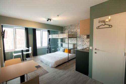 鲁汶Smartflats - Leuven的小房间设有双层床和书桌