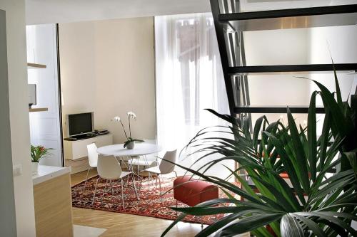 卡塔尼亚Ognina Residence的客厅配有桌子和椅子