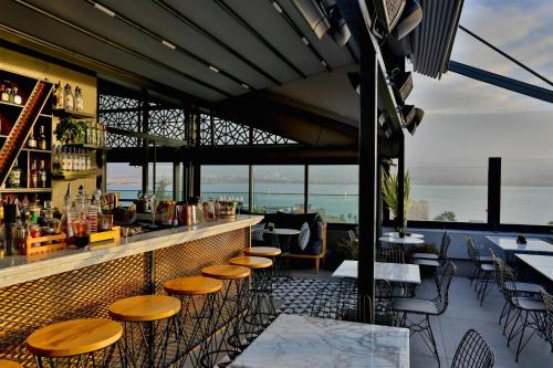 科贾埃利韦斯酒店的一个带木凳的酒吧,享有海景