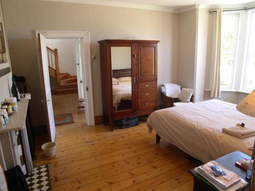开普敦Werner Guest Room的一间卧室配有一张床、梳妆台和镜子