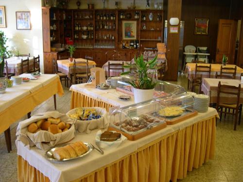 马内尔巴米拉拉戈住宅客房及公寓酒店的餐厅餐桌上的自助餐