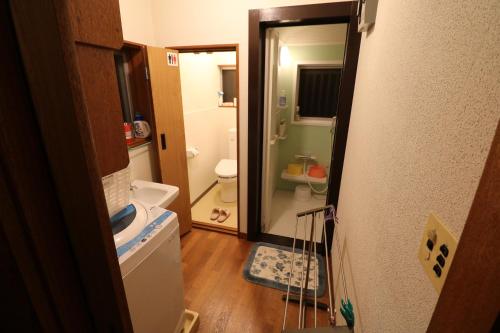 伊东Smart House Oceanview的客房内设有带水槽和卫生间的浴室