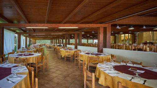 圣安德雷亚阿波斯托洛德洛约尼奥风之谷村酒店的餐馆里一排桌子