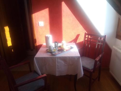 Criquebeuf-en-Caux宝特维尔农场住宿加早餐式酒店的一张桌子上放着白色的桌布和蜡烛