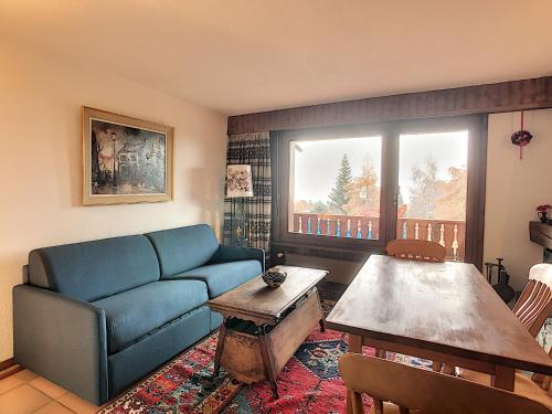 韦尔比耶Apartment Mandarin 118Bis的客厅配有沙发和桌子