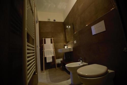 塔兰托PHALANTHOS TARANTO的一间带卫生间和水槽的浴室