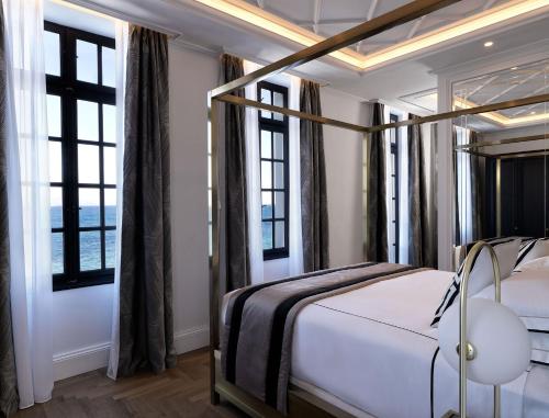 科斯镇Albergo Gelsomino的一间卧室设有天蓬床和窗户。