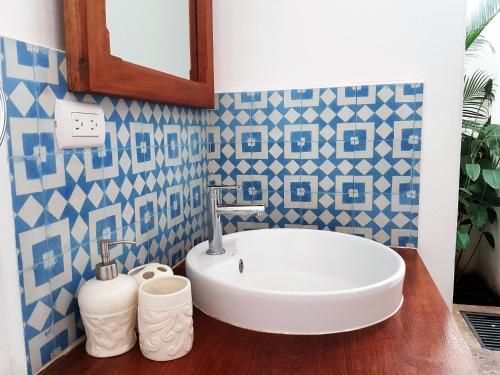 格拉纳达Lovely new-build colonial house with plunge pool的浴室设有白色水槽和蓝色及白色瓷砖