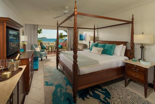 格罗斯岛Sandals Grande St. Lucian Spa and Beach All Inclusive Resort - Couples Only的一间带天蓬床的卧室和一间客厅