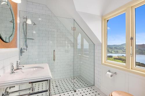 但尼丁城堡稳定住宿＆拉纳克山林小屋的白色的浴室设有水槽和窗户。